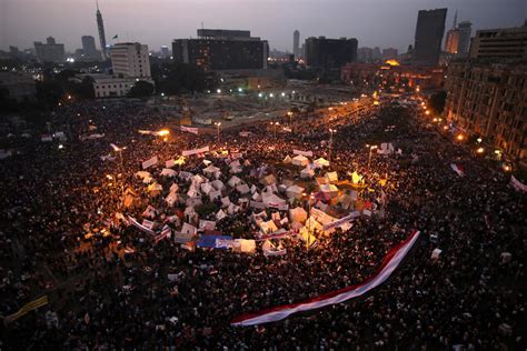  Tahrir Meydanı Protestoları: Mısır'ın Yüzünü Değiştiren Genç Neslin Cesaretinin Görkemli Gösterisi