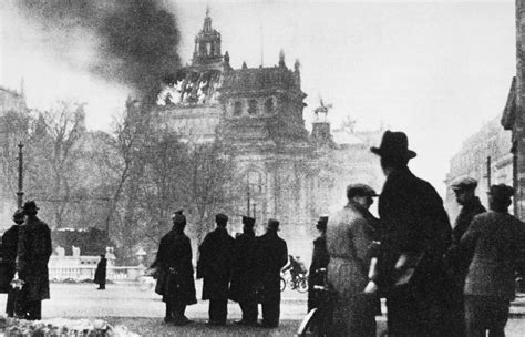  Reichstag Yangını: Alman Demokrasisinin Çöküşü ve Johann Baptist von Stahl'ın Rolü